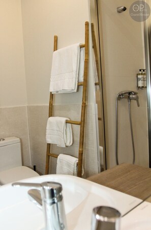 Dusche, Haartrockner, Handtücher, Seife