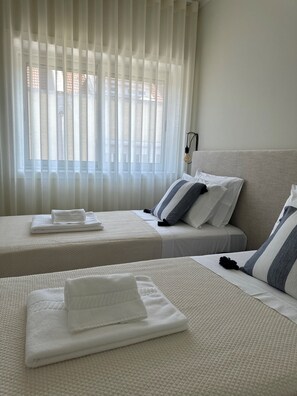 3 habitaciones, tabla de planchar con plancha, wifi y ropa de cama 