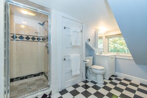 Shower, jetted bath, hair dryer, towels