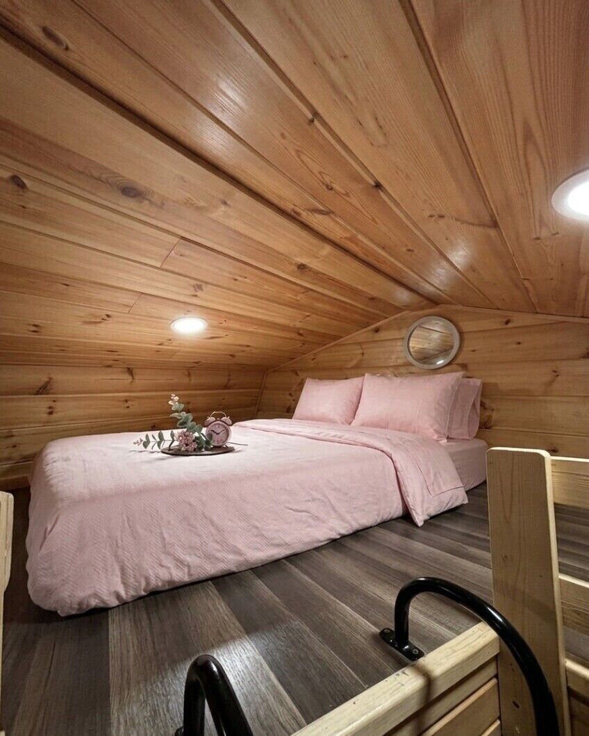 Travel crib, WiFi, bed sheets