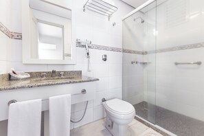 Shower, pengering rambut, handuk, dan sabun