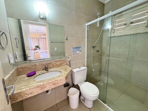 Eenvoudig huis, privézwembad | Badkamer | Handdoeken