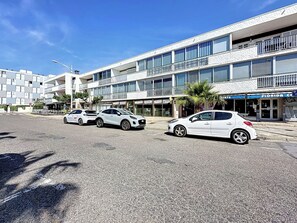 A street with two white cars parked on the side. - California by Interhome (Le Grau du Roi)