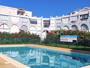 A swimming pool with a sign indicating it is a private pool with restricted access. - Les Floralies II by Interhome (Le Grau du Roi)