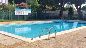 Ein Schwimmbecken mit einem Schild, das eine private Reservierung anzeigt und das Schwimmen untersagt.