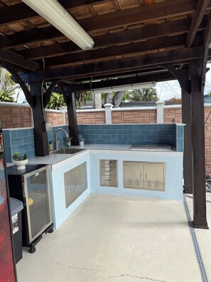 Terrace/patio - 4/2 Hollywood Retreat with Beautiful Pool - Minutes to Casino & Beach (Hollywood)