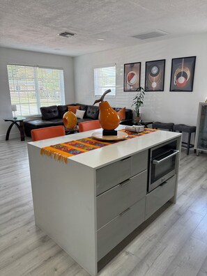 Interior - 4/2 Hollywood Retreat with Beautiful Pool - Minutes to Casino & Beach (Hollywood)