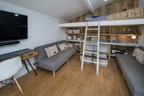 TV, offices - Windchasers Unique 3 bed duplex with hot tub (Cowes)