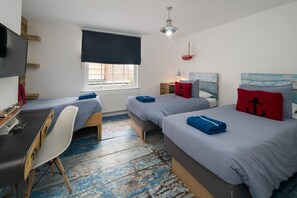 Desk, iron/ironing board, free WiFi, bed sheets - Windchasers Unique 3 bed duplex with hot tub (Cowes)