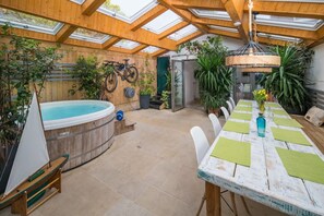 Outdoor dining - Windchasers Unique 3 bed duplex with hot tub (Cowes)