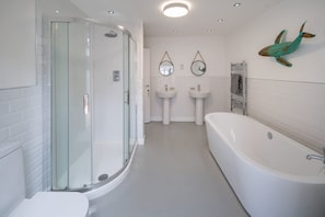 Hair dryer, towels - Windchasers Unique 3 bed duplex with hot tub (Cowes)
