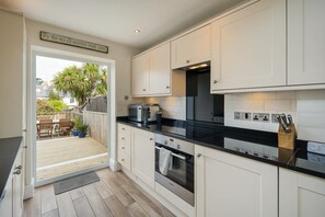 Fridge, microwave, oven, coffee/tea maker - Crews Nest  Spacious 4 Bedroom Home Near Marinas (Cowes)