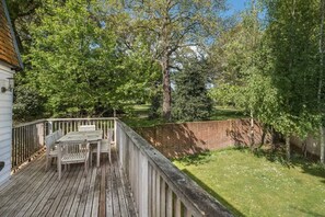 Outdoor dining - The Retreat Stylish 4 bed  sea views   parking (Cowes)