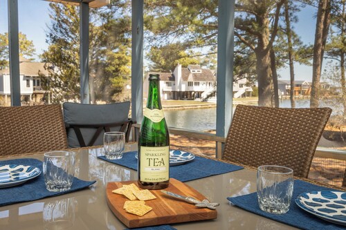 Jay's Retreat: Waterfront Dock, Kayaks, Bikes, EV Charger, Pet Friendly