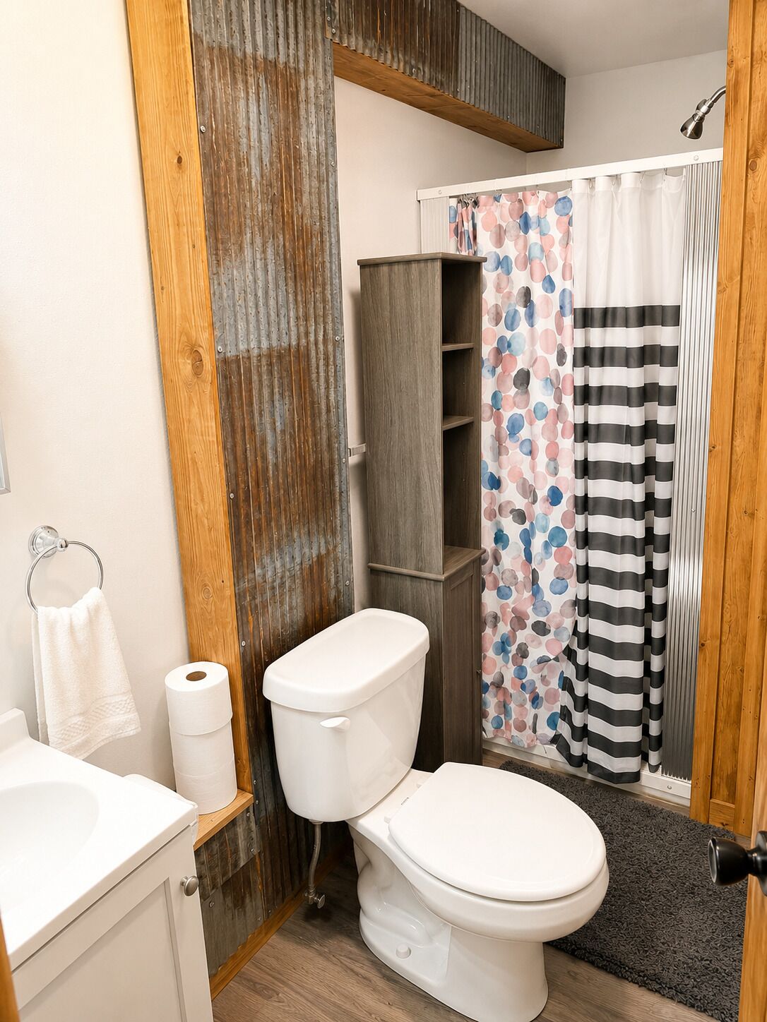 Douche, serviettes fournies, papier toilette
