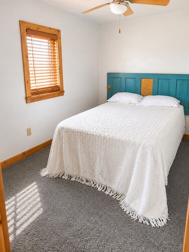 Peaceful Cottage 5 Escape - River Views, Loft & Open Skies