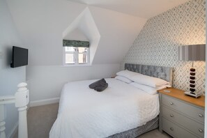 Tabla de planchar con plancha, wifi gratis, ropa de cama