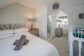 Een strijkplank/strijkijzer, gratis wifi, beddengoed