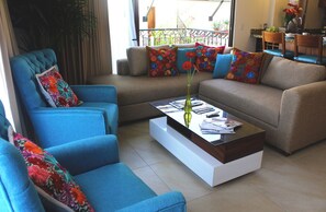 Living area - Infinity Pool * CharmingCondo in Gringo Gulch (Puerto Vallarta)