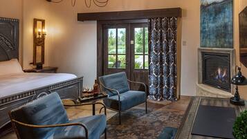 Chambre Simple Luxe, patio, vue lac | Coffres-forts dans les chambres, bureau