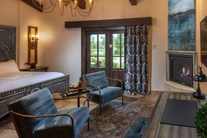 Chambre Simple Luxe, patio, vue lac | Coffres-forts dans les chambres, bureau