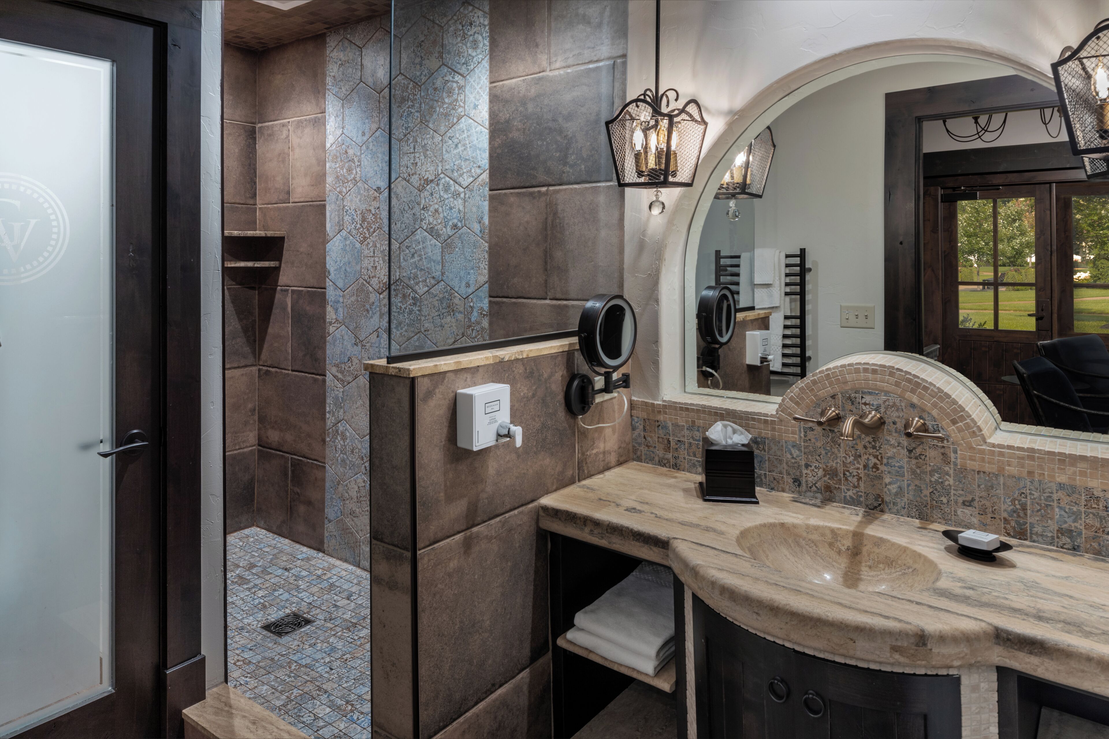 Chambre Simple Luxe, patio, vue lac | Salle de bain | Douche, articles de toilette gratuits, sèche-cheveux, chaussons