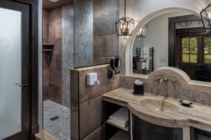 Chambre Simple Luxe, patio, vue lac | Salle de bain | Douche, articles de toilette gratuits, sèche-cheveux, chaussons