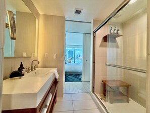 Shower, hair dryer, towels, soap - 1707-Resort-2 bedrooms-AC-Gym-Pool-Beachfront-Downtown-Central (Fort Lauderdale)