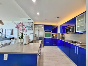 Fridge, microwave, oven, stovetop - 1707-Resort-2 bedrooms-AC-Gym-Pool-Beachfront-Downtown-Central (Fort Lauderdale)