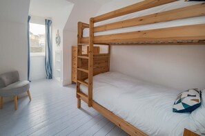 Tabla de planchar con plancha, cuna de viaje, wifi gratis y ropa de cama