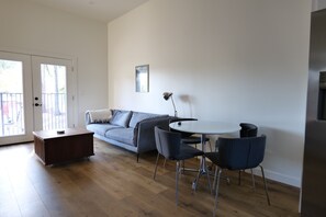 Living area - Spanish 3b/3b Villa with Central ac in San Fernando Valley (Los Angeles)