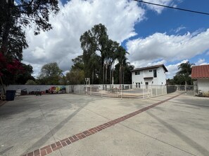 Property grounds - Spanish 3b/3b Villa with Central ac in San Fernando Valley (Los Angeles)