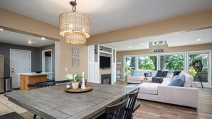 Un interior moderno con comedor, cocina y sala de estar.