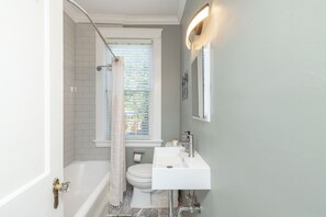 Dusch, hårtork, handdukar och toalettpapper