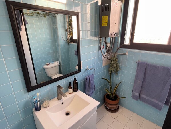 Dusche, Bidet, Handtücher, Seife