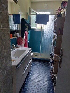 Hair dryer, towels, toilet paper - Vrbo Property (Saujon)