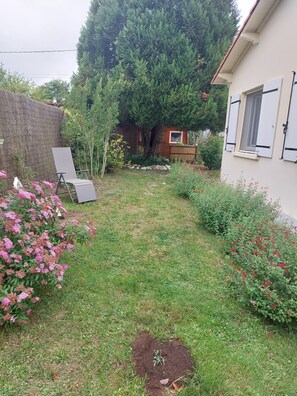 Property grounds - Vrbo Property (Saujon)