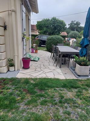 Outdoor dining - Vrbo Property (Saujon)