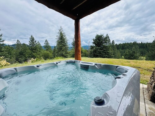 Family Getaway for 28 • Hot Tub • Near Silverwood & Hayden Lake & CDA