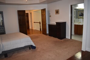 6 bedrooms, iron/ironing board, WiFi, bed sheets - The Hill-Private Estate Near Atlanta-Huge Home, 2 Kitchens, Ideal for Gatherings (Suwanee)