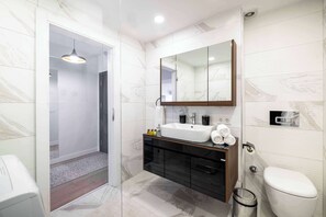 A modern bathroom with a large mirror, a sink, a toilet, and a shower area. - Panoramic Bosphorus View Terrace At Monnas Suite (Istanbul)