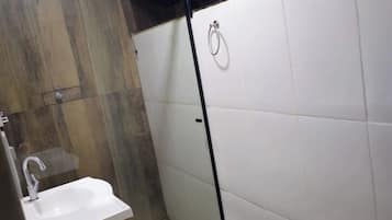 Comfort Twin Room | Bathroom | Shower, free toiletries, towels, soap