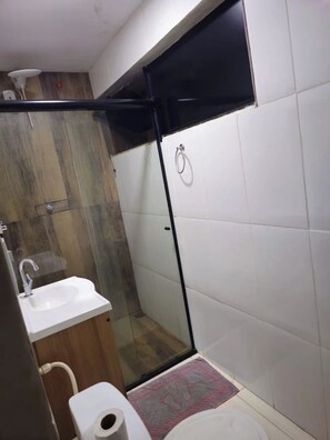 Phòng 2 giường đơn tiện nghi đơn giản | Phòng tắm | Buồng tắm vòi sen, đồ dùng nhà tắm miễn phí, khăn tắm, xà phòng