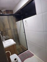 Ducha, artículos de tocador gratuitos, toallas, jabón