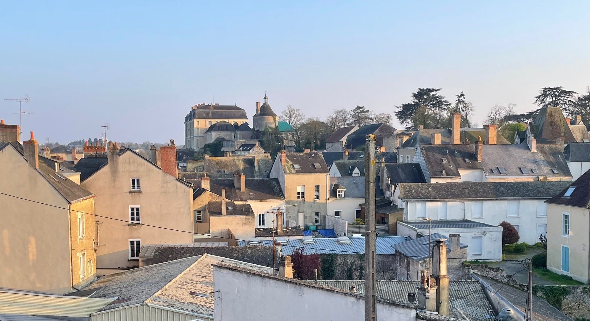 Une zone urbaine densément peuplée, caractérisée par une grande diversité de styles architecturaux et de types de toits.