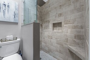 Haartrockner, Handtücher, Seife, Toilettenpapier