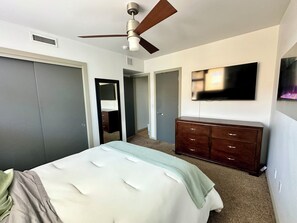 2 bedrooms, WiFi, bed sheets - Modern Downtown ABQ Townhome with beautiful Rooftop Views of Sandia Mountains (Albuquerque)