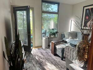 Smart TV - Modern Downtown ABQ Townhome with beautiful Rooftop Views of Sandia Mountains (Albuquerque)