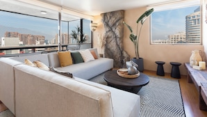 Una sala de estar moderna con sofá, mesa de centro y elementos decorativos.