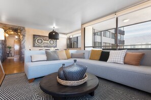Living area - The Cave - Spacious apartment in front of Arauco Park (Santiago)